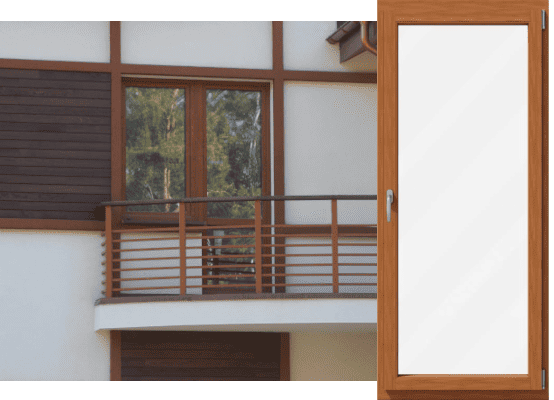 Rötlich braune Balkontür aus Holz Rötlich braune Balkontür aus Holz