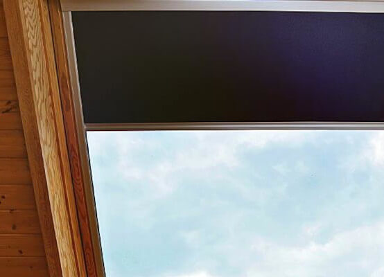 Schwarzes Verdunkelungsrollo für Dachfenster