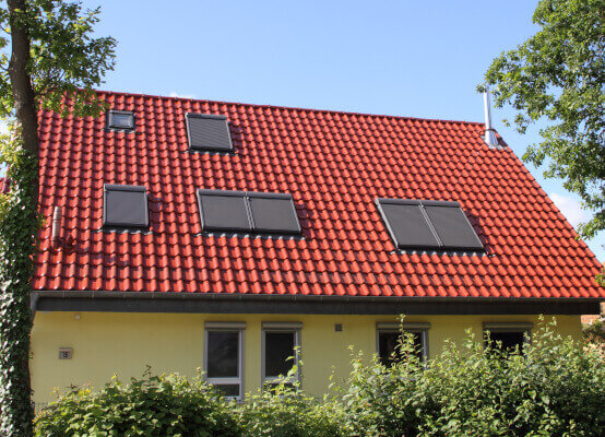 Wohnhaus mit Dachfenster Rollladen
