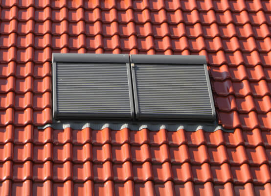 Dachfenster mit Rollladen als Sichtschutz