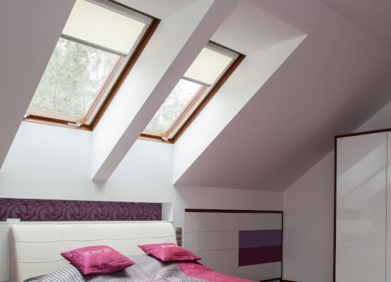 Schlafzimmer mit Dachfenstern und Sichtschutzrollo
