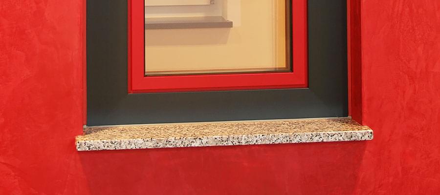 Helle Granit Fensterbank mit roter Wand