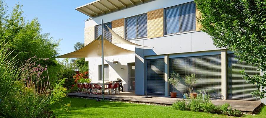 Haus mit geöffneten Jalousien