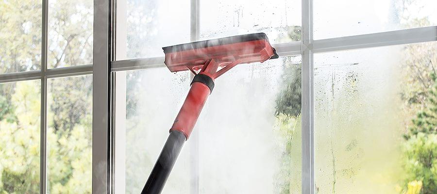 Putzen mit dem Fensterwischer
