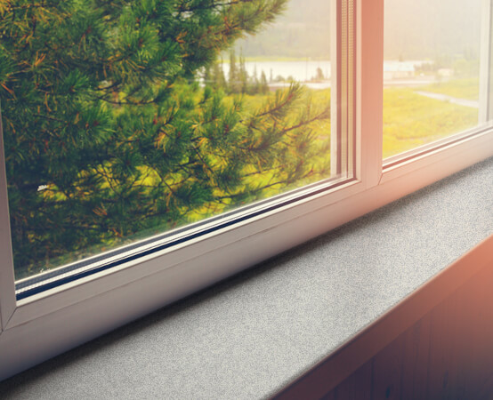 Fensterbank im Quarz-Design