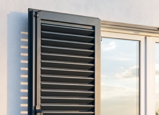Fensterläden mit Lamellen