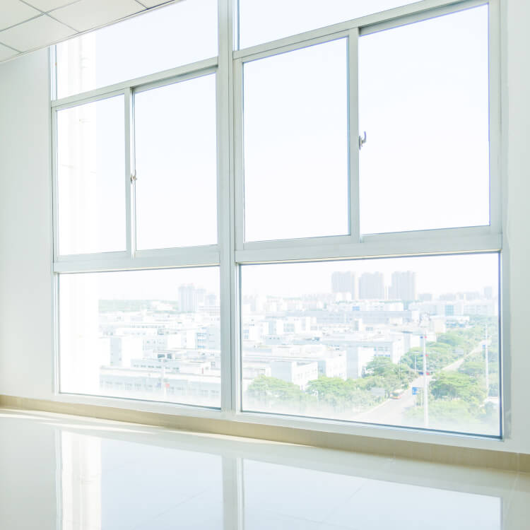 Bodentiefe Fenster mit festem Unterteil