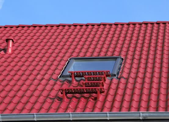 Dachausstiegsfenster mit roten Ziegeln und Stufen
