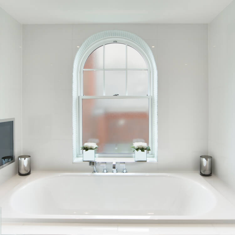Fenster mit Milchglas im Badezimmer