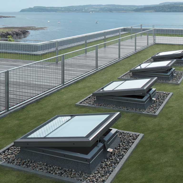 Reihe von elektrischen Flachdachfenstern