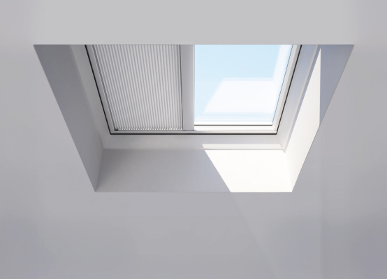 Flachdachfenster Innenbeschattung in Weiß
