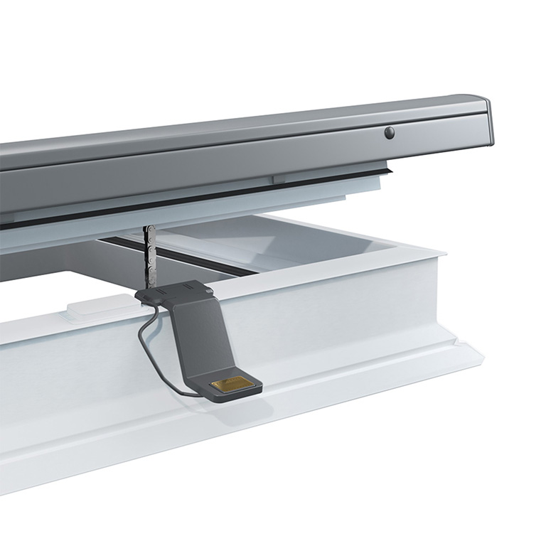 Regensensor am elektrischen Flachdachfenster