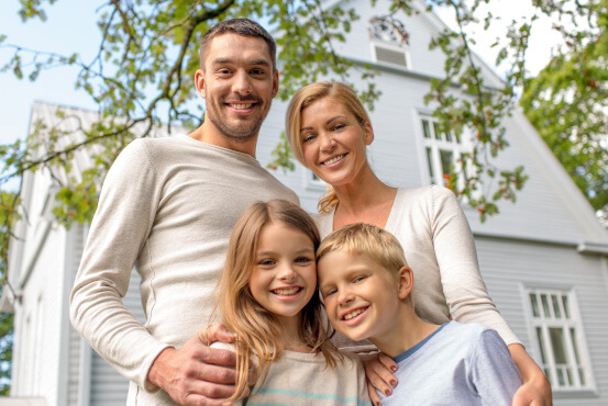 Familie vor modernisiertem Haus