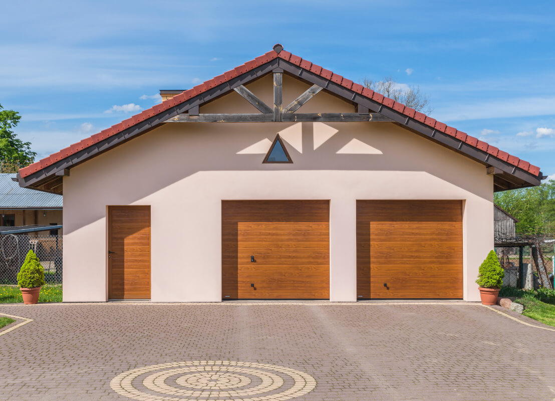 Doppelgarage mit Tür in Holzoptik