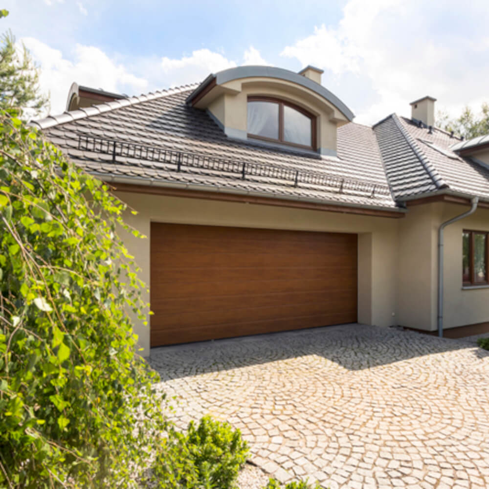 Garagentor in Holzoptik