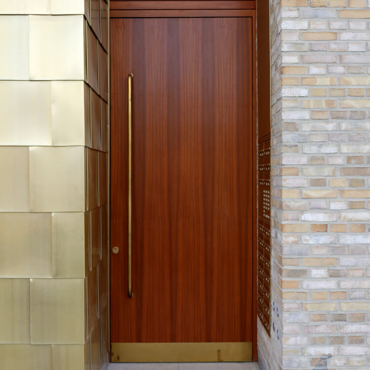Moderne Haustür mit Holzdekor