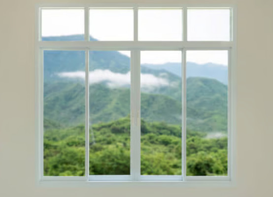 Fenster mit Blick auf Berg