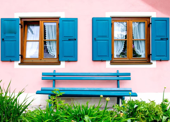 Buntes Haus mit Fensterläden