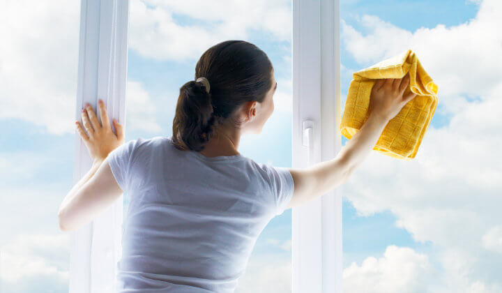 Streifen am Fenster putzen