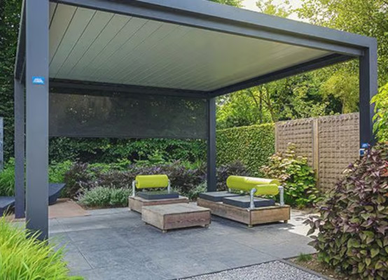 Pergola mit Windschutz im Garten