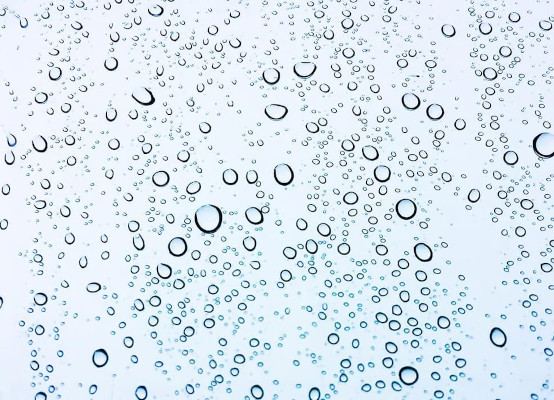 Wassertropfen auf Fensterglas