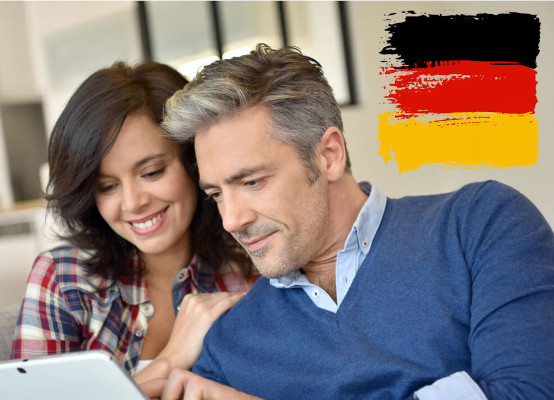 Mann und Frau bestellen deutsche Fenster auf Laptop