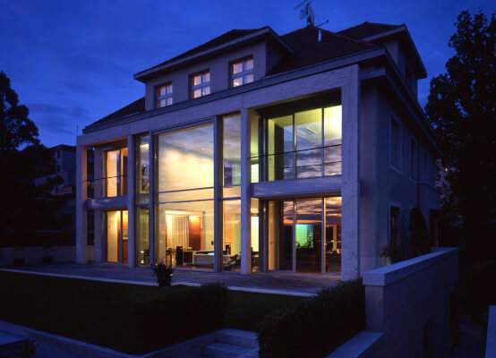 Modernes Haus bei Nacht