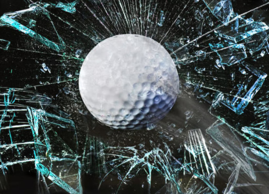 Glasscheibe mit Golfball