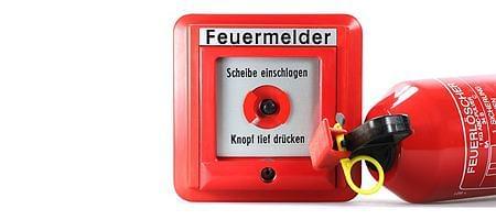 Feuerlöscher und Alarmknopf