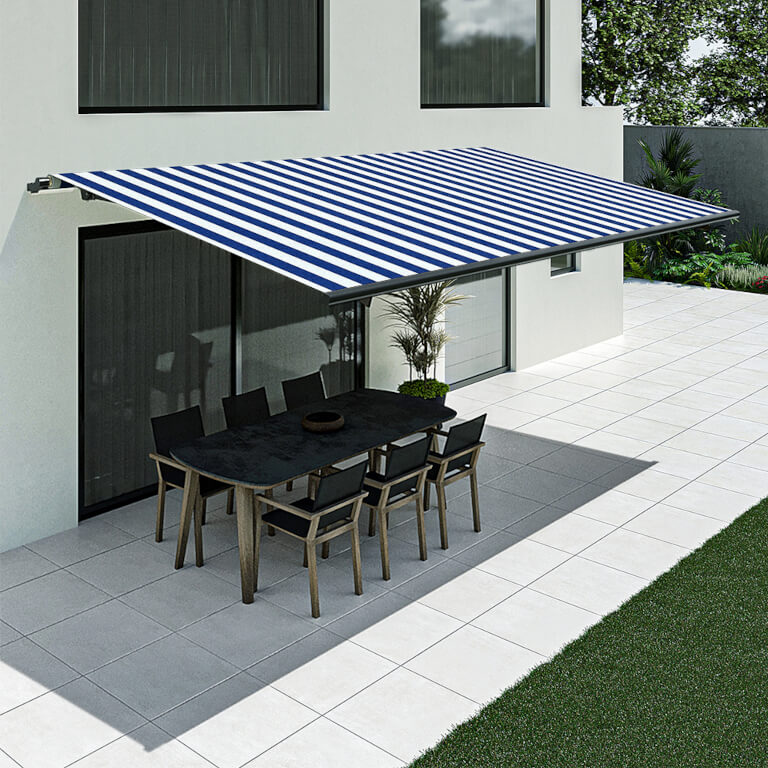 Terrasse mit blau-weiß gestreifter Markise