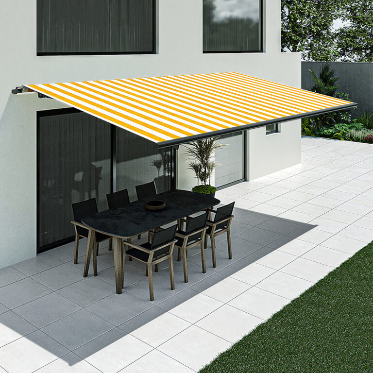 Terrasse mit gelb-weiß gestreifter Markise