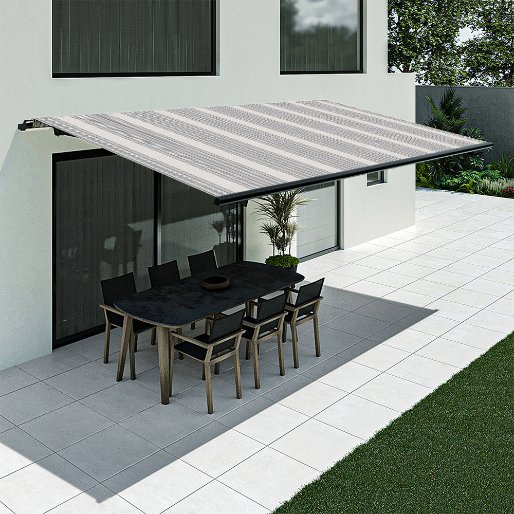 Terrasse mit hellgrau-blau gestreifter Markise