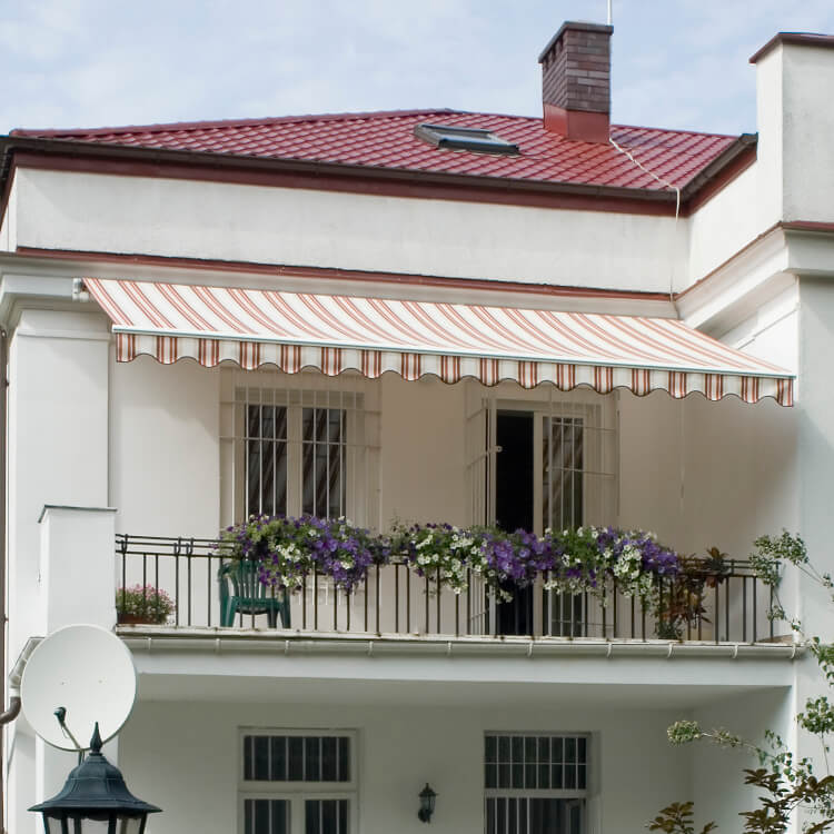 Mehrfamilienhaus mit Markise gestreift 