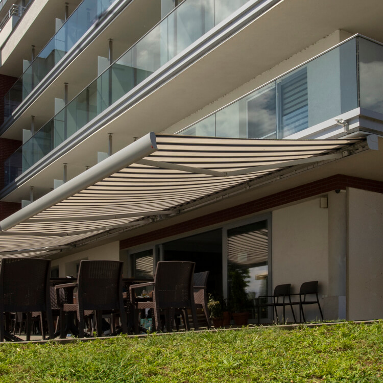 Restaurant mit breiter Markise