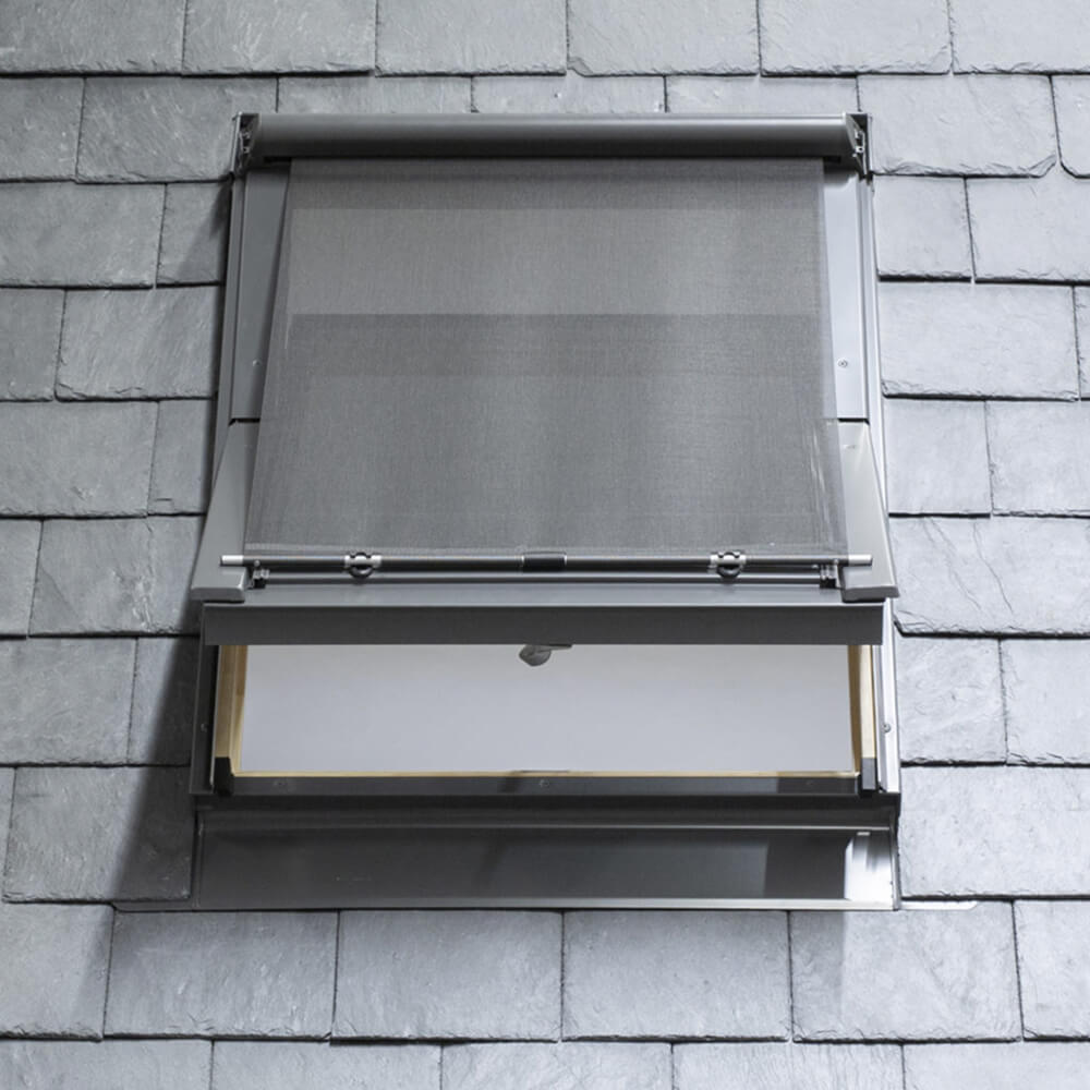 Dachfenster Solid PVC mit Markise Außenansicht