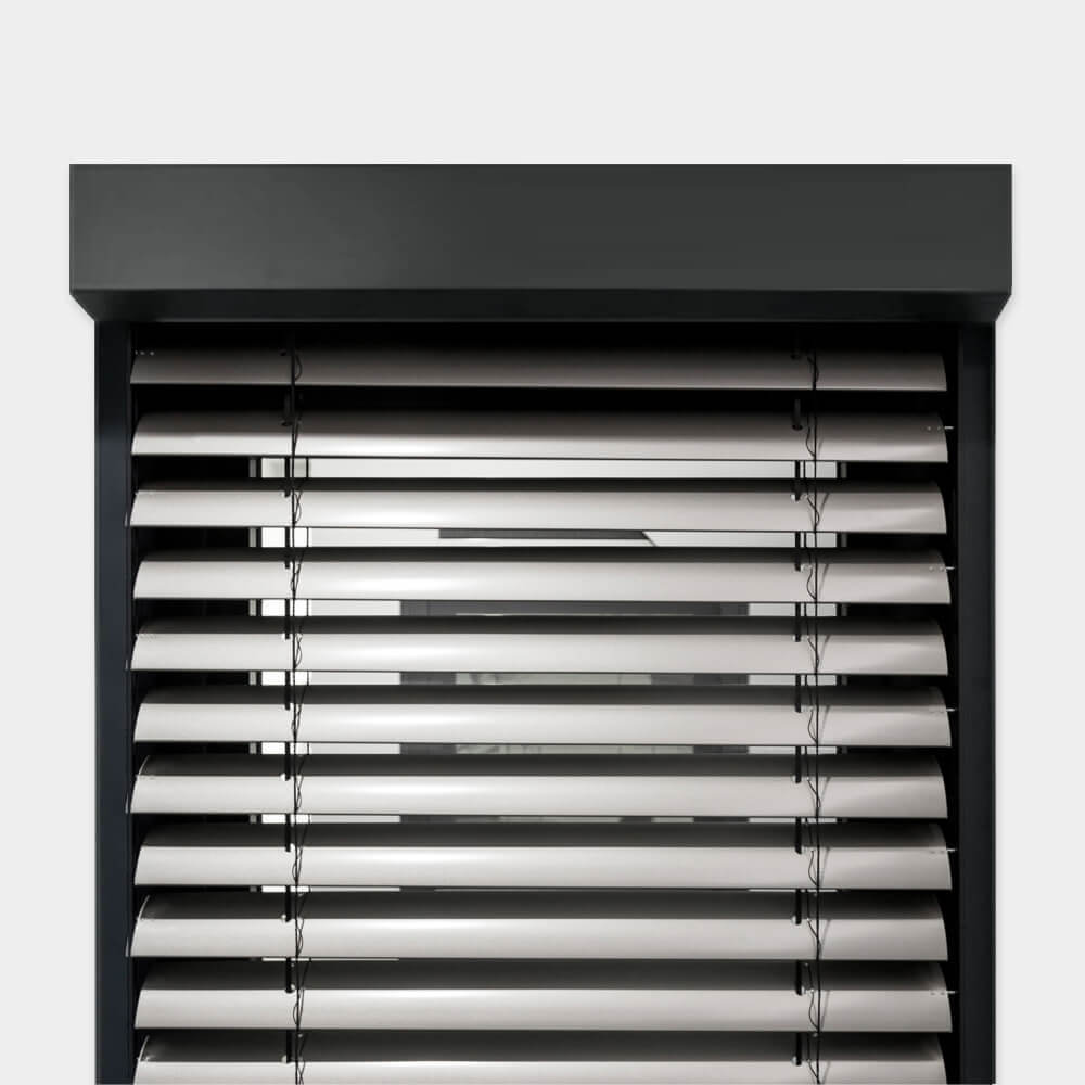 Raffstore mit Lamellen in Graualuminium RAL 9007