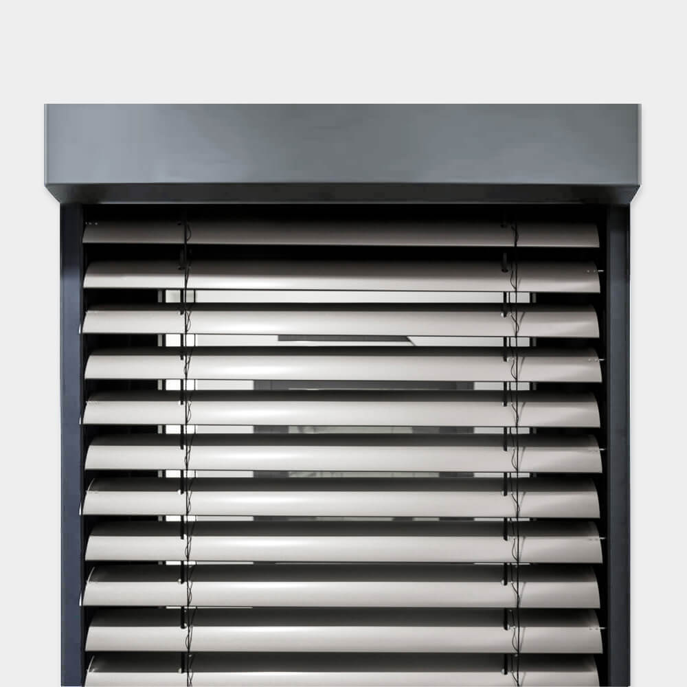 Raffstore mit Lamellen in Weißaluminium RAL 9006