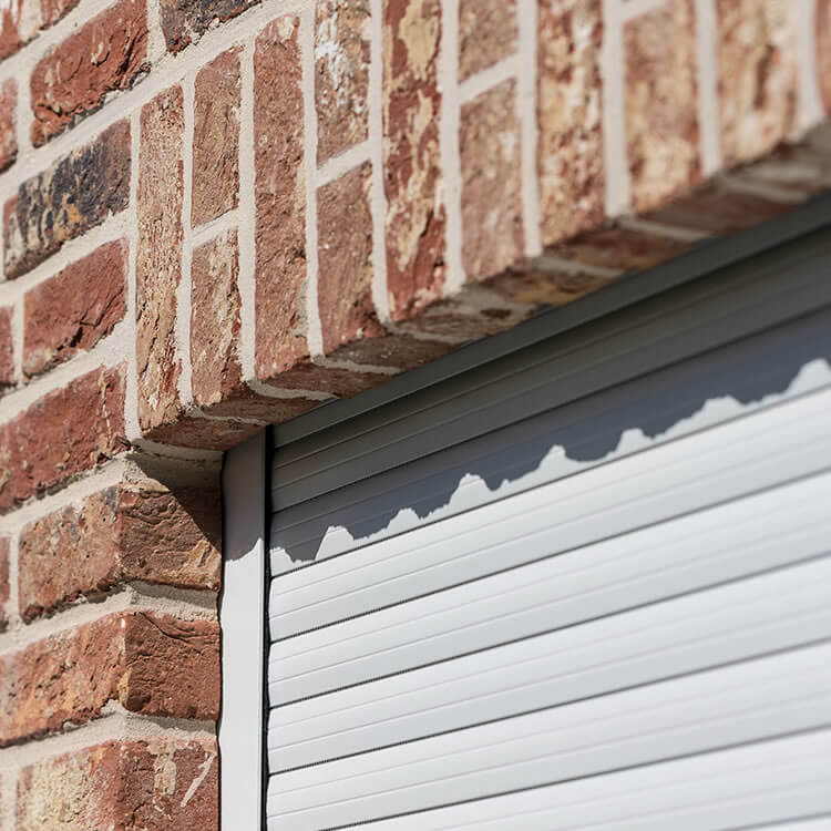 Aufsatzrollladen als Detailansicht mit Mauer