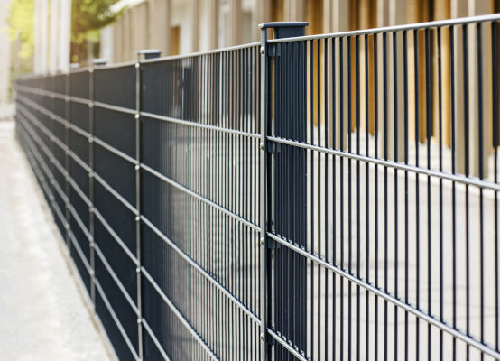 Zaunpfosten mit Abdeckleisten