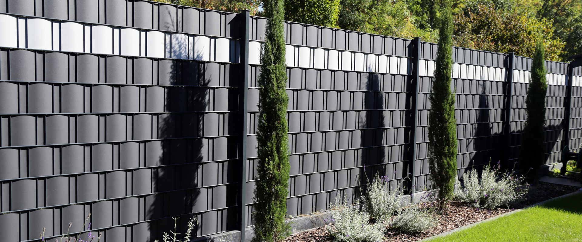 Doppelstabmattenzaun mit Sichtschutz
