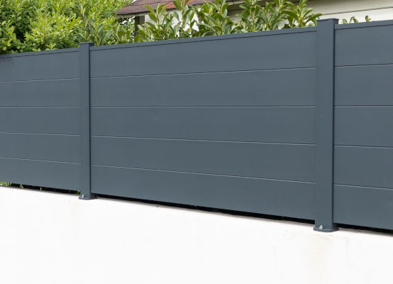 Zaun mit horizontalen Details