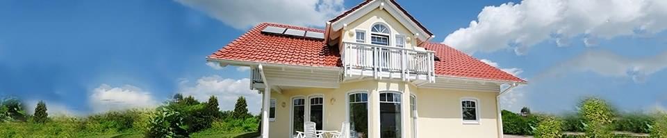 Haus mit unterschiedlichen Fenstermodellen