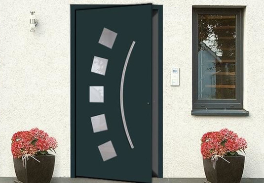 Haustür nach außen geöffnet
