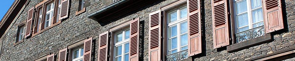 Klappläden an Fenstern